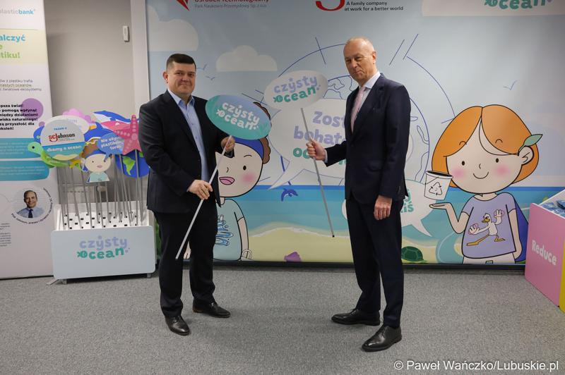Marszałek Województwa Lubuskiego Marcin Jabłoński (z prawej) podczas zwiedzania Gorzowskiego Ośrodka Technologicznego. Obok prezydent Gorzowa Jacek Wójcicki