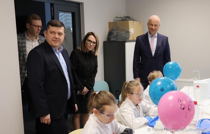 Marszałek Województwa Lubuskiego Marcin Jabłoński (z prawej) podczas zwiedzania Gorzowskiego Ośrodka Technologicznego