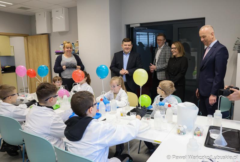 Marszałek Województwa Lubuskiego Marcin Jabłoński (z prawej) podczas zwiedzania Gorzowskiego Ośrodka Technologicznego