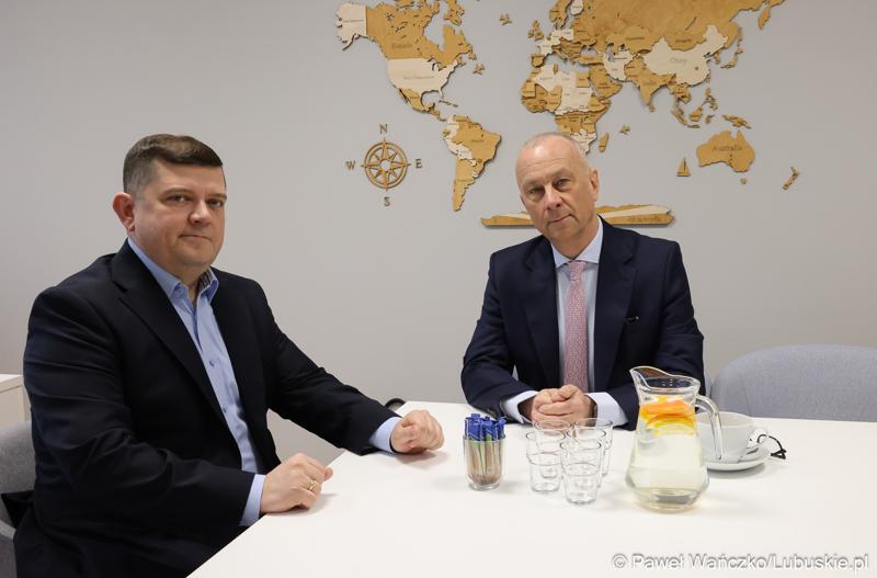 Marszałek Województwa Lubuskiego Marcin Jabłoński (z prawej) i prezydent Gorzowa Jacek Wójcicki podczas spotkania w Gorzowskim Ośrodku Technologicznym
