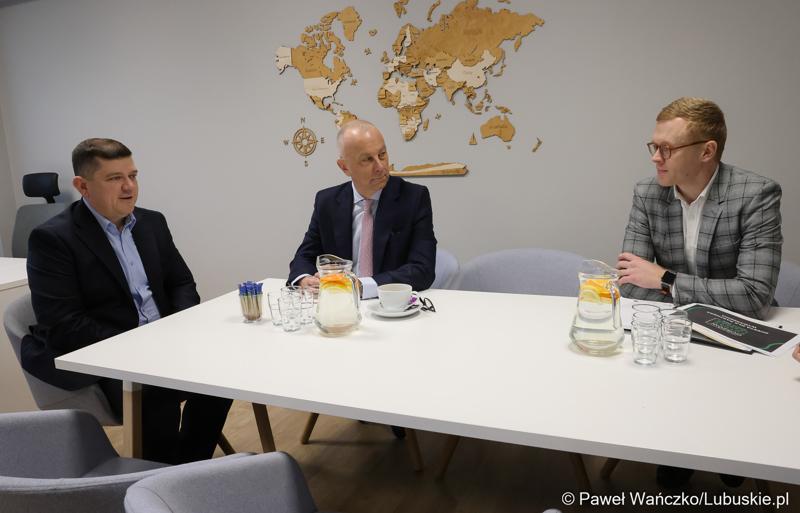 Marszałek Województwa Lubuskiego Marcin Jabłoński (w środku) i prezydent Gorzowa Jacek Wójcicki (z lewej) podczas spotkania w Gorzowskim Ośrodku Technologicznym
