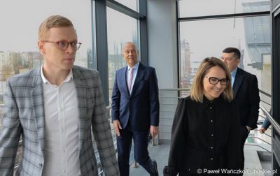 Marszałek Województwa Lubuskiego Marcin Jabłoński (drugi z lewej) podczas zwiedzania Gorzowskiego Ośrodka Technologicznego