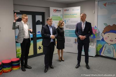 Marszałek Województwa Lubuskiego Marcin Jabłoński (z prawej) podczas zwiedzania Gorzowskiego Ośrodka Technologicznego
