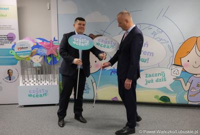Marszałek Województwa Lubuskiego Marcin Jabłoński (z prawej) podczas zwiedzania Gorzowskiego Ośrodka Technologicznego