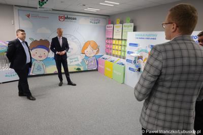 Marszałek Województwa Lubuskiego Marcin Jabłoński (w środku) podczas zwiedzania Gorzowskiego Ośrodka Technologicznego