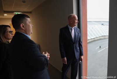 Marszałek Województwa Lubuskiego Marcin Jabłoński (z prawej) podczas zwiedzania Gorzowskiego Ośrodka Technologicznego