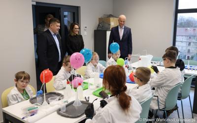 Marszałek Województwa Lubuskiego Marcin (z prawej) Jabłoński podczas zwiedzania Gorzowskiego Ośrodka Technologicznego