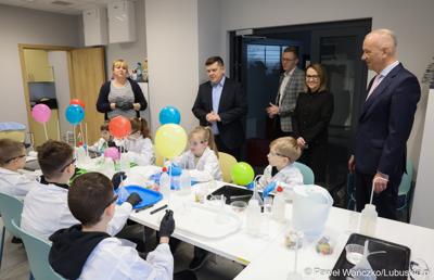 Marszałek Województwa Lubuskiego Marcin Jabłoński (z prawej) podczas zwiedzania Gorzowskiego Ośrodka Technologicznego