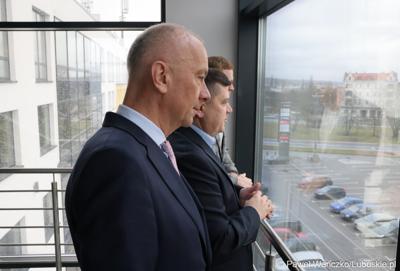 Marszałek Województwa Lubuskiego Marcin Jabłoński (na pierwszym planie) podczas zwiedzania Gorzowskiego Ośrodka Technologicznego