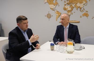 Marszałek Województwa Lubuskiego Marcin Jabłoński (z prawej) i prezydent Gorzowa Jacek Wójcicki podczas spotkania w Gorzowskim Ośrodku Technologicznym