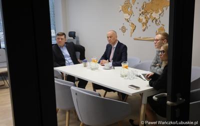 Marszałek Województwa Lubuskiego Marcin Jabłoński (z prawej) i prezydent Gorzowa Jacek Wójcicki podczas spotkania w Gorzowskim Ośrodku Technologicznym