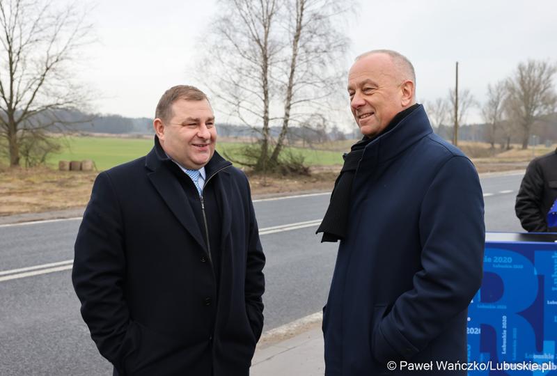 Marszałek Województwa Lubuskiego Marcin Jabłoński (z prawej) oraz członek zarządu Grzegorz Potęga w Miodnicy