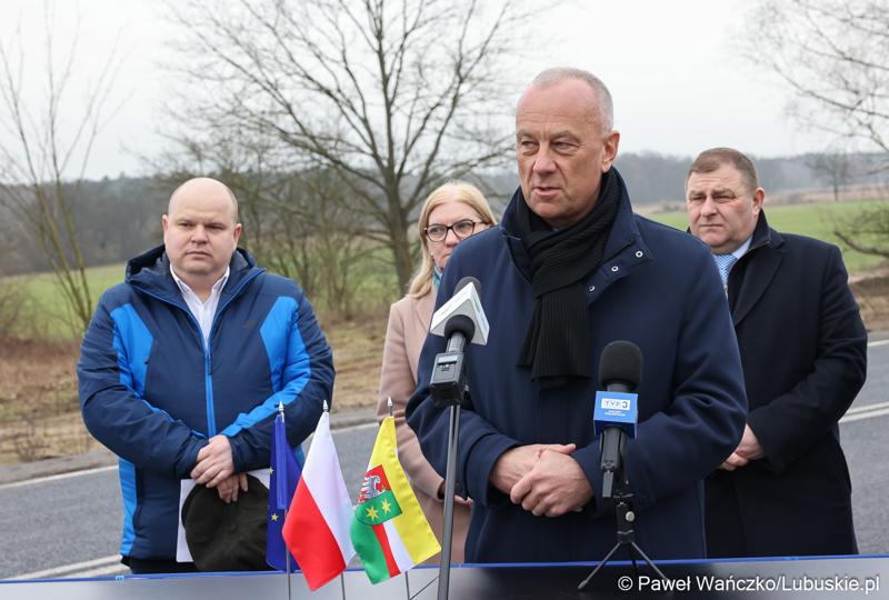 Marszałek Województwa Lubuskiego Marcin Jabłoński przemawia podczas konferencji prasowej w Miodnicy podsumowującej projekt dor. rozbudowy drogi wojewódzkiej nr 295