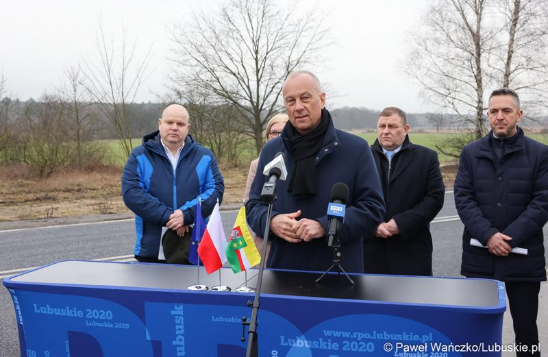 Marszałek Województwa Lubuskiego Marcin Jabłoński przemawia podczas konferencji prasowej w Miodnicy podsumowującej projekt dor. rozbudowy drogi wojewódzkiej nr 295