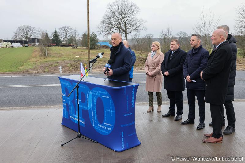 Marszałek Województwa Lubuskiego Marcin Jabłoński przemawia podczas konferencji prasowej w Miodnicy podsumowującej projekt dor. rozbudowy drogi wojewódzkiej nr 295