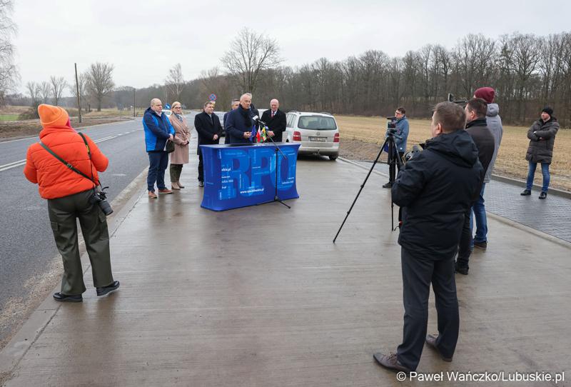 Uczestnicy konferencji prasowej w Miodnicy podsumowującej projekt dot. rozbudowy drogi wojewódzkiej nr 295