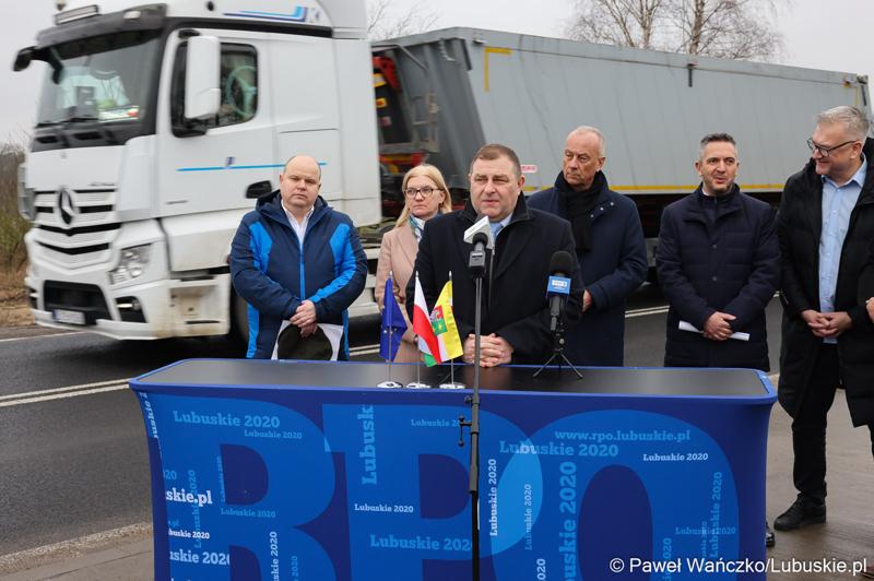 Członek Zarządu Województwa Lubuskiego Grzegorz Potęga przemawia podczas konferencji prasowej w Miodnicy podsumowującej projekt dot. rozbudowy drogi wojewódzkiej nr 295