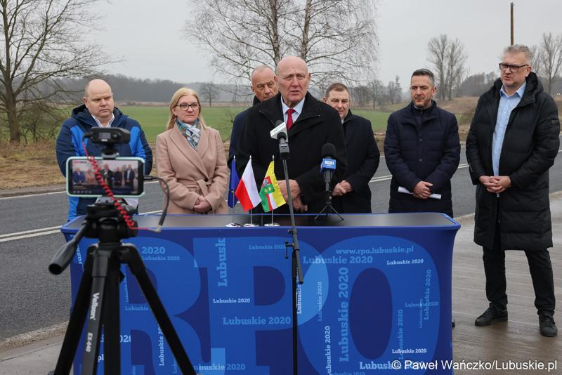 Przewodniczący Sejmiku Województwa Lubuskiego Wacław Maciuszonek przemawia podczas konferencji prasowej w Miodnicy podsumowującej projekt dot. rozbudowy drogi wojewódzkiej nr 295