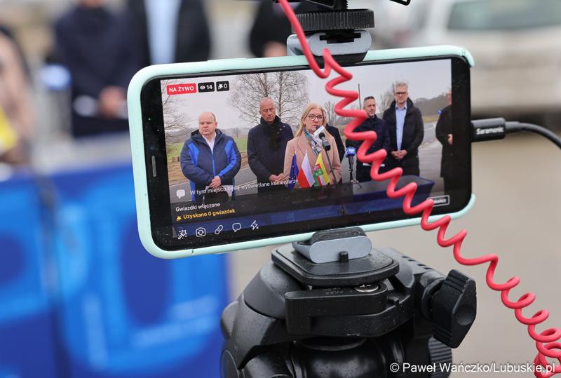 Uczestnicy konferencji prasowej w Miodnicy podsumowującej projekt dot. rozbudowy drogi wojewódzkiej nr 295