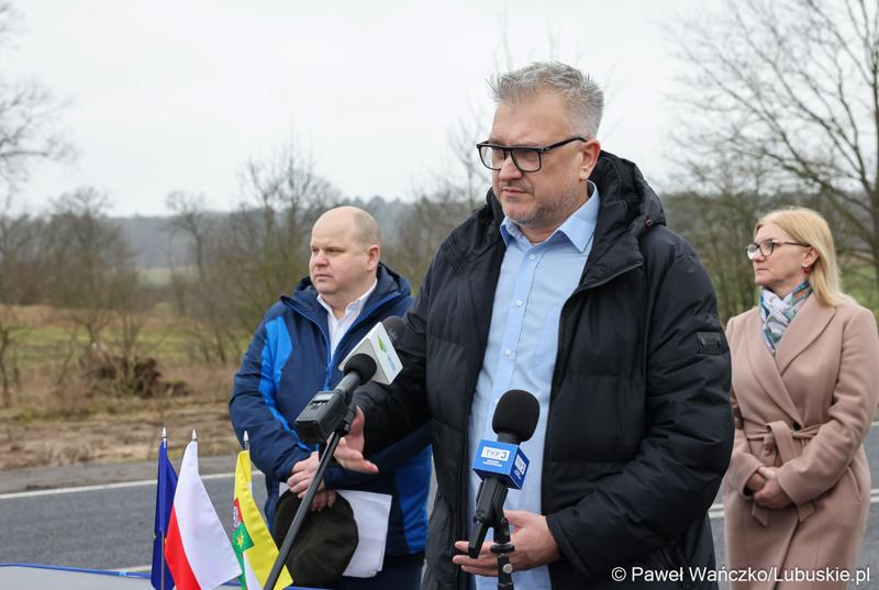 Radny wojewódzka Sławomir Kowal przemawia podczas konferencji prasowej w Miodnicy podsumowującej projekt dot. rozbudowy drogi wojewódzkiej nr 295