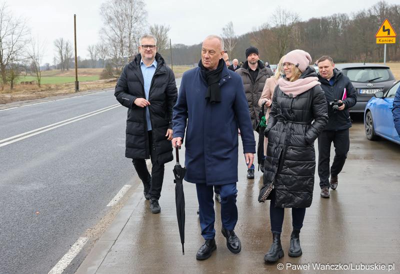 Uczestnicy konferencji prasowej w Miodnicy podsumowującej projekt dot. rozbudowy drogi wojewódzkiej nr 295
