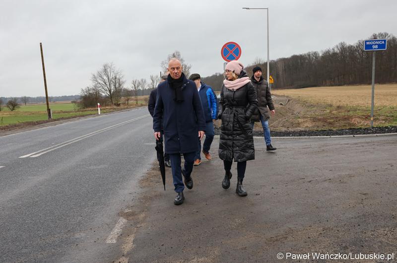 Uczestnicy konferencji prasowej w Miodnicy podsumowującej projekt dot. rozbudowy drogi wojewódzkiej nr 295