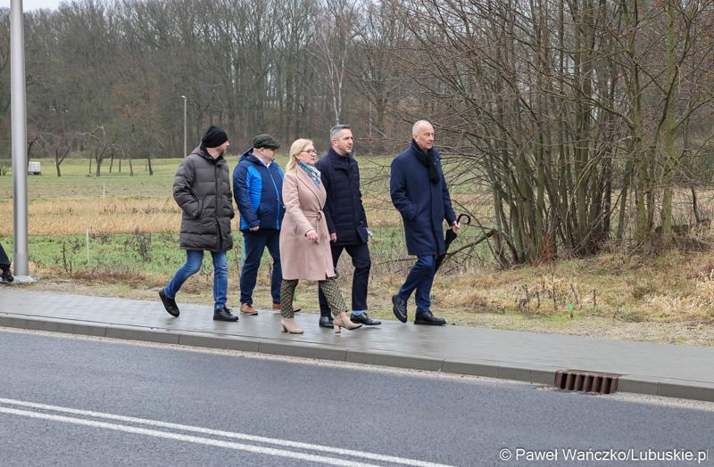 Uczestnicy konferencji prasowej w Miodnicy podsumowującej projekt dor. rozbudowy drogi wojewódzkiej nr 295