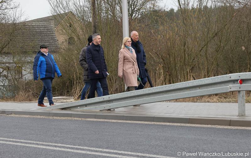 Uczestnicy konferencji prasowej w Miodnicy podsumowującej projekt dor. rozbudowy drogi wojewódzkiej nr 295