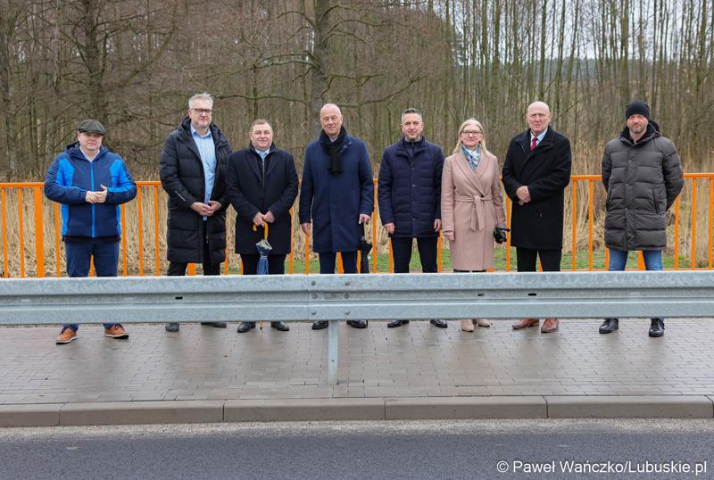 Uczestnicy konferencji prasowej w Miodnicy podsumowującej projekt dor. rozbudowy drogi wojewódzkiej nr 295