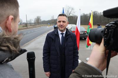 Dyrektor Zarządu Dróg Wojewódzkich Paweł Tonder udziela wywiadu 