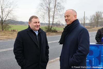 Marszałek Województwa Lubuskiego Marcin Jabłoński (z prawej) oraz członek zarządu Grzegorz Potęga w Miodnicy 