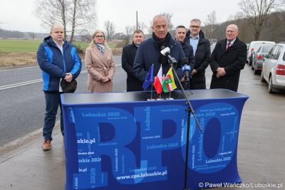 Marszałek Województwa Lubuskiego Marcin Jabłoński przemawia podczas konferencji prasowej w Miodnicy podsumowującej projekt dor. rozbudowy drogi wojewódzkiej nr 295 