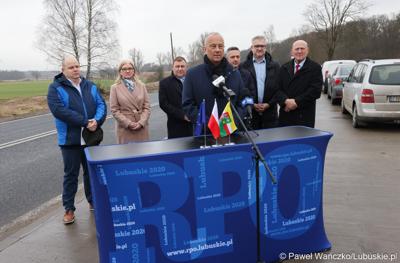 Marszałek Województwa Lubuskiego Marcin Jabłoński przemawia podczas konferencji prasowej w Miodnicy podsumowującej projekt dor. rozbudowy drogi wojewódzkiej nr 295 