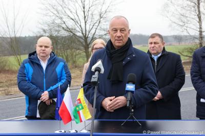 Marszałek Województwa Lubuskiego Marcin Jabłoński przemawia podczas konferencji prasowej w Miodnicy podsumowującej projekt dor. rozbudowy drogi wojewódzkiej nr 295 