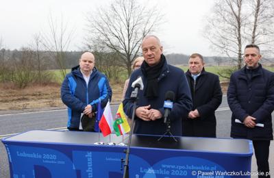 Marszałek Województwa Lubuskiego Marcin Jabłoński przemawia podczas konferencji prasowej w Miodnicy podsumowującej projekt dor. rozbudowy drogi wojewódzkiej nr 295 