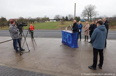 Uczestnicy konferencji prasowej w Miodnicy podsumowującej projekt dot. rozbudowy drogi wojewódzkiej nr 295 