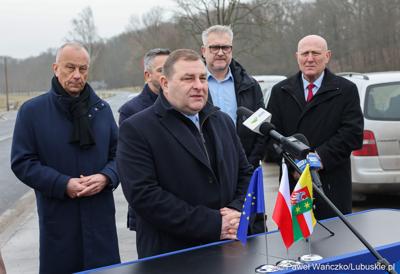 Członek Zarządu Województwa Lubuskiego Grzegorz Potęga przemawia podczas konferencji prasowej w Miodnicy podsumowującej projekt dot. rozbudowy drogi wojewódzkiej nr 295 