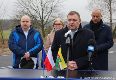 Członek Zarządu Województwa Lubuskiego Grzegorz Potęga przemawia podczas konferencji prasowej w Miodnicy podsumowującej projekt dot. rozbudowy drogi wojewódzkiej nr 295 