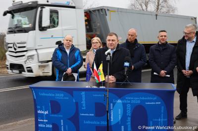 Członek Zarządu Województwa Lubuskiego Grzegorz Potęga przemawia podczas konferencji prasowej w Miodnicy podsumowującej projekt dot. rozbudowy drogi wojewódzkiej nr 295 