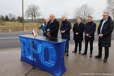 Przewodniczący Sejmiku Województwa Lubuskiego Wacław Maciuszonek przemawia podczas konferencji prasowej w Miodnicy podsumowującej projekt dot. rozbudowy drogi wojewódzkiej nr 295 
