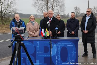 Przewodniczący Sejmiku Województwa Lubuskiego Wacław Maciuszonek przemawia podczas konferencji prasowej w Miodnicy podsumowującej projekt dot. rozbudowy drogi wojewódzkiej nr 295 
