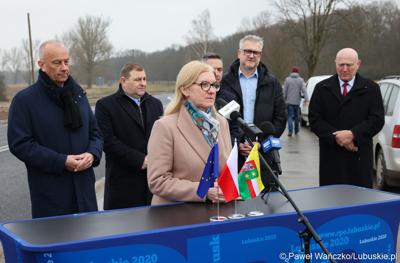 Radna wojewódzka Małgorzata Paluch-Słowińska przemawia podczas konferencji prasowej w Miodnicy podsumowującej projekt dot. rozbudowy drogi wojewódzkiej nr 295 

