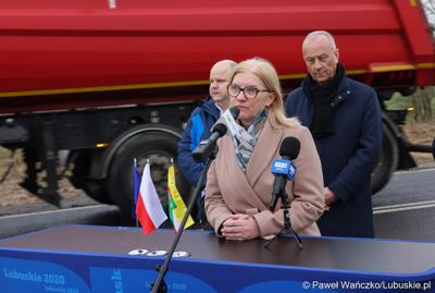 Radna wojewódzka Małgorzata Paluch-Słowińska przemawia podczas konferencji prasowej w Miodnicy podsumowującej projekt dot. rozbudowy drogi wojewódzkiej nr 295 
