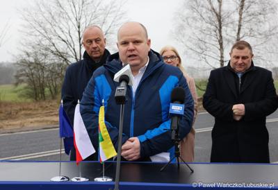 Arkadiusz Mieczyński, zastępca dyrektora Departamentu Infrastruktury Transportowej Urzędu Marszałkowskiego Województwa Lubuskiego przemawia podczas konferencji prasowej w Miodnicy podsumowującej projekt dor. rozbudowy drogi wojewódzkiej nr 295 