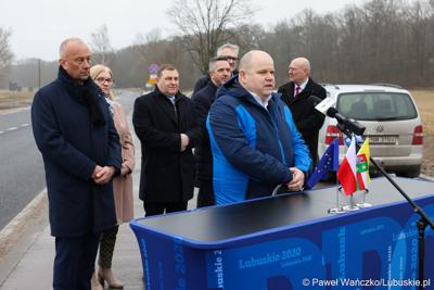 Arkadiusz Mieczyński, zastępca dyrektora Departamentu Infrastruktury Transportowej Urzędu Marszałkowskiego Województwa Lubuskiego przemawia podczas konferencji prasowej w Miodnicy podsumowującej projekt dor. rozbudowy drogi wojewódzkiej nr 295 