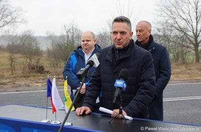 Dyrektor Zarządu Dróg Wojewódzkich Paweł Tonder przemawia podczas konferencji prasowej w Miodnicy podsumowującej projekt dor. rozbudowy drogi wojewódzkiej nr 295 
