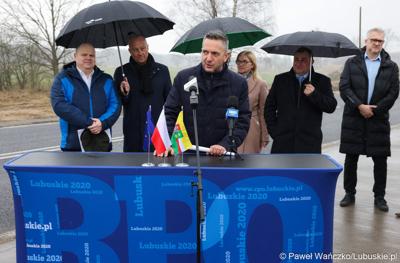 Dyrektor Zarządu Dróg Wojewódzkich Paweł Tonder przemawia podczas konferencji prasowej w Miodnicy podsumowującej projekt dor. rozbudowy drogi wojewódzkiej nr 295 