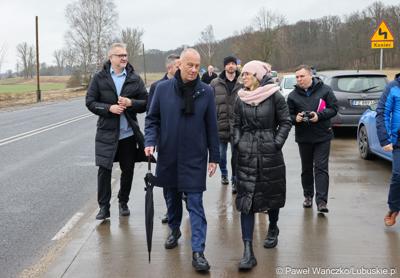 Uczestnicy konferencji prasowej w Miodnicy podsumowującej projekt dot. rozbudowy drogi wojewódzkiej nr 295 