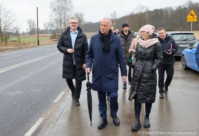 Uczestnicy konferencji prasowej w Miodnicy podsumowującej projekt dot. rozbudowy drogi wojewódzkiej nr 295 