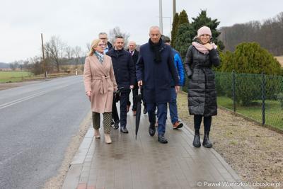 Uczestnicy konferencji prasowej w Miodnicy podsumowującej projekt dor. rozbudowy drogi wojewódzkiej nr 295 